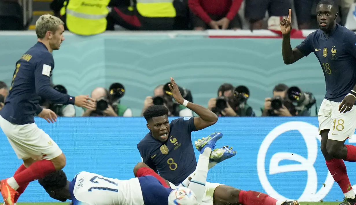 Tekanan yng dilancarkan Inggris akhirnya bebuah hadiah penalti usai Bukayo Saka dijatuhkan Aurelien Tchouameni di dalam kotak penalti. (AP/Francisco Seco)