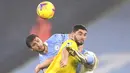 Pemain Manchester City Ruben Dias (kiri) berebut bola dengan pemain Brighton and Hove Albion Neal Maupay pada pertandingan Liga Inggris di Etihad Stadium, Manchester, Inggris, Rabu (13/1/2021). Manchester City menang 1.0. (Laurence Griffiths, Pool via AP)