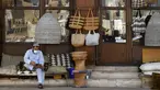 Seorang pemilik toko menunggu pelanggan di Deira Souk di kota Emirat Dubai (30/9/2020). Pasar ini terbagi menjadi dua bagian, Gold Souk dan Spice Souk. (AFP/Karim Sahib)