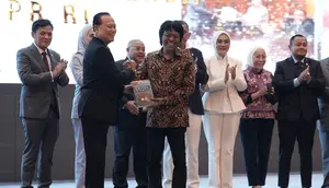 Terima Buku Anotasi KUHAP, Adian Soroti Pentingnya Kepastian Hukum