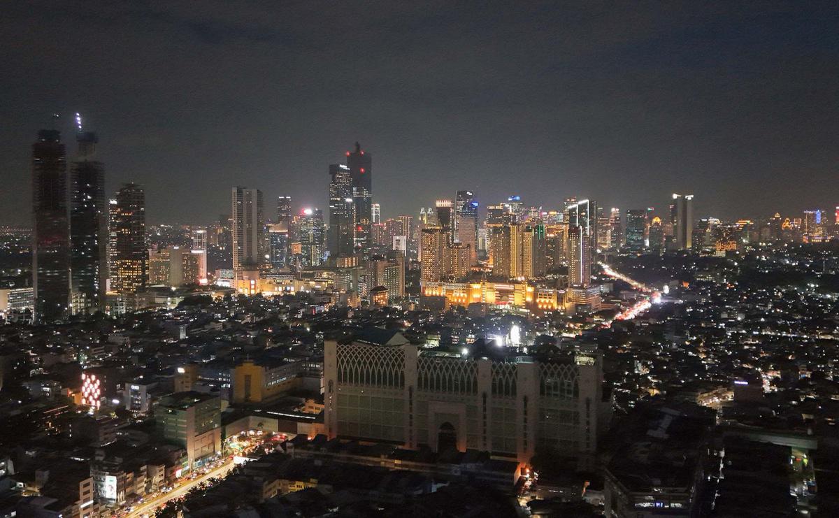 Keindahan Kota Jakarta yang Padat Penduduk di Kala Senja