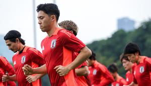 Pemain Timnas Jepang, Wataru Endo melakukan pemanasan saat sesi latihan menjelang laga lanjutan putaran ketiga Kualifikasi Piala Dunia 2026 melawan Timnas Indonesia yang berlangsung di Lapangan A, Kompleks Stadion Utama Gelora Bung Karno (SUGBK), Senayan, Jakarta, Rabu (13/11/2024). (Bola.com/Bagaskara Lazuardi)