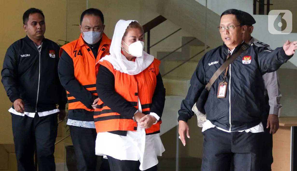 Wali Kota Semarang, Hevearita Gunaryanti Rahayu alias Mbak Ita (ketiga kiri) dan suaminya yang menjabat sebagai Ketua Komisi D DPRD Provinsi Jawa Tengah, Alwin Basri (kedua kiri) diborgol serta mengenakan rompi tahanan usai menjalani pemeriksaan di Gedung Merah Putih Komisi Pemberantasan Korupsi (KPK), Jakarta, Rabu, (19/2/2025). (Liputan6.com/Herman Zakharia)