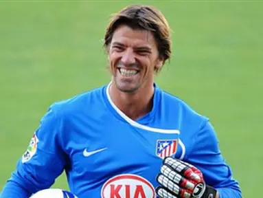 A picture taken on July 8, 2008 in Madrid, Spain shows Atletico Madrid's new 35-year-old goalkeeper Gregory Coupet smiling as he poses with his new jersey/ PIERRE-PHILIPPE MARCOU