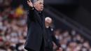 Pelatih Real Madrid, Carlo Ancelotti menginstruksikan pemainnya saat bertanding melawan Athletic Bilbao pada pertandingan lanjutan La Liga Spanyol di stadion San Mames di Bilbao, Spanyol, Kamis (23/12/2021). Madrid menang atas Bilbao 2-1. (AP Photo/Ricardo Larreina)