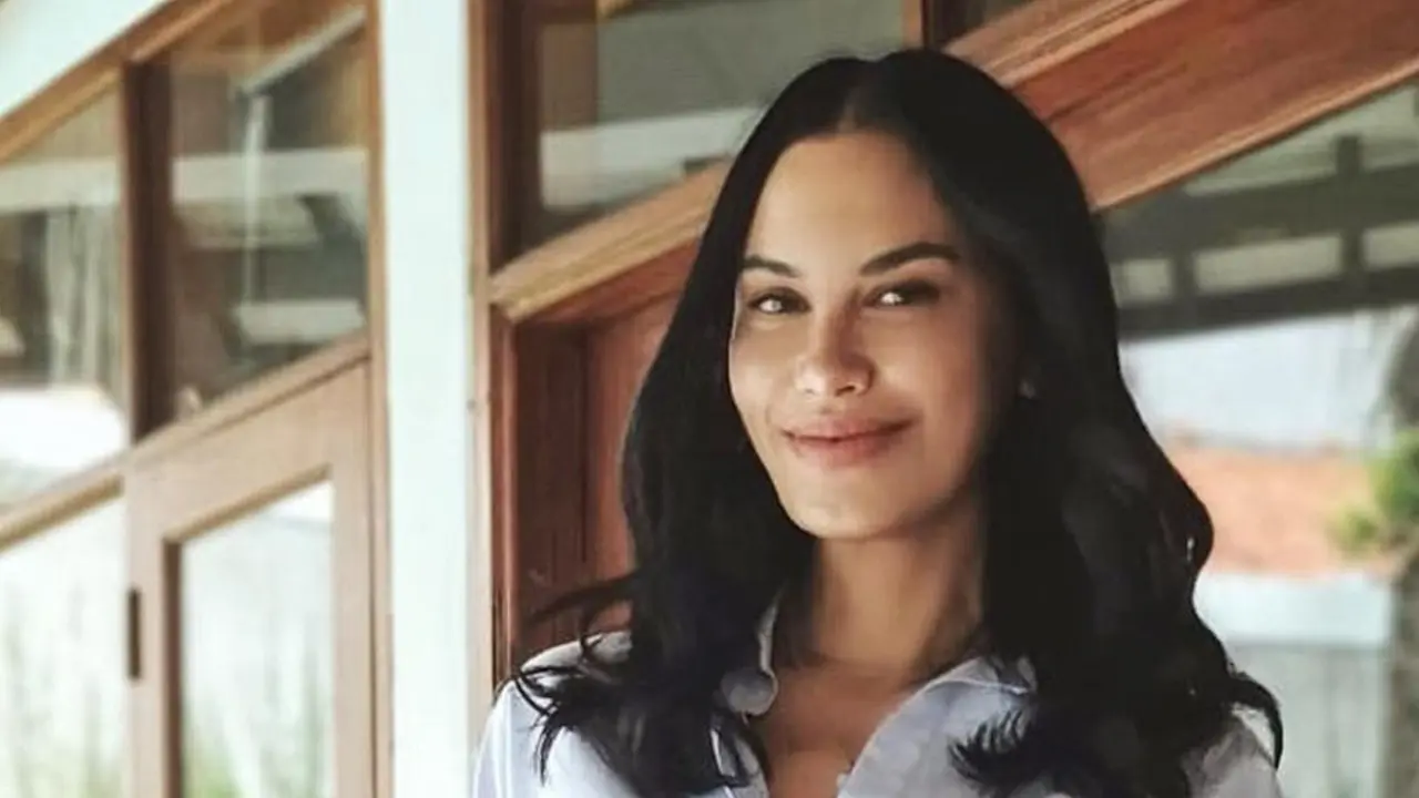 FOTO: Gaya Kasual Sophia Latjuba, Simpel dan Memesona