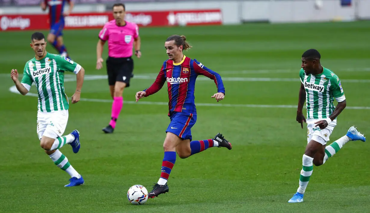 Penyerang Barcelona, Antoine Griezmann, menggiring bola saat melawan Real Betis pada laga La Liga di Stadion Camp Nou, Sabtu (7/11/2020). Barca menang dengan skor 5-2.(AP/Joan Monfort)