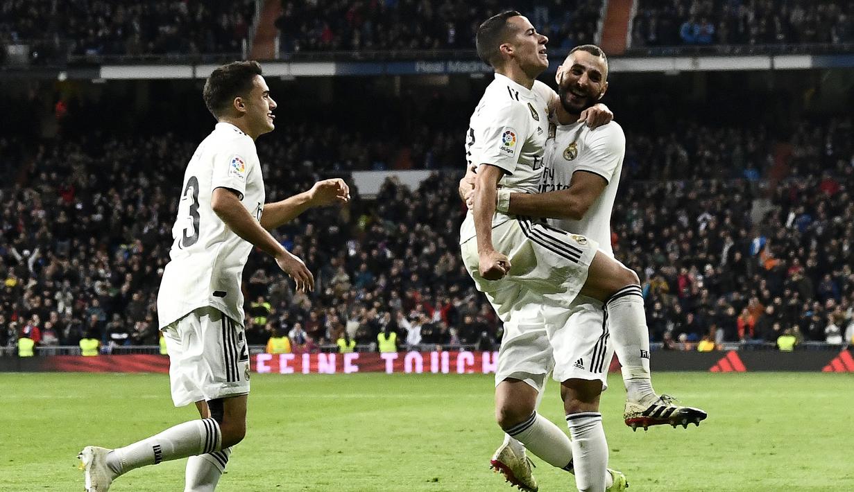 Para pemain Real Madrid merayakan gol bunuh diri yang dilakukan bek Valencia, Sergio Reguilon, pada laga La Liga di Stadion Santiago Bernabeu, Madrid, Sabtu (1/12). Madrid menang 2-0 atas Valencia. (AFP/Oscar Del Pozo)