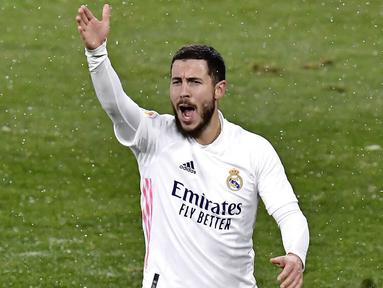 Penyerang Real Madrid, Eden Hazard, melakukan protes saat melawan Osasuna pada laga Liga Spanyol di Stadion El Sadar, Sabtu (9/1/2021). Kedua tim bermain imbang 0-0. (AP/Alvaro Barrientos)