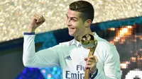 Bintang Real Madrid, Cristiano Ronaldo, saat meraih penghargaan Club World Cup Golden Ball 2016, di Stadion Yokohama, Minggu (18/12/2016). Ronaldo menjadi top scorer dengan total empat gol dalam turnamen Piala Dunia Antarklub. (AFP/Behrouz Mehri).