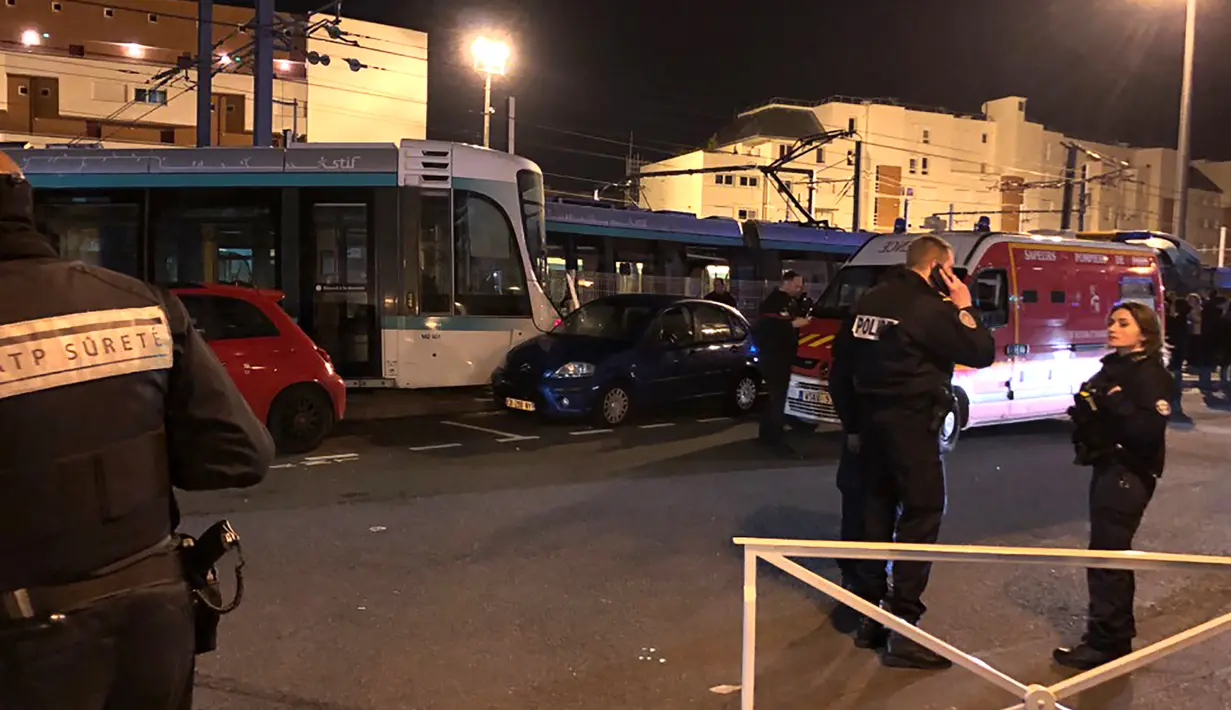 Personel layanan darurat berkumpul di lokasi tabrakan antara dua rangkaian trem di wilayah Issy-les-Moulineaux, Paris, Senin (11/2). Belum diketahui pasti penyebab kecelakaan dengan para penumpang ada di dalamnya tersebut. (Philippe DUPEYRAT / AFP)