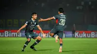 Penyerang Arema FC, Ilham Udin Armaiyn merayakan gol ke gawang PSIS Semarang pada pekan kedua BRI Liga 1 2022/2023 di Stadion Kanjuruhan, Malang, Sabtu (30/7/2022). (Bola.com/Iwan Setiawan)