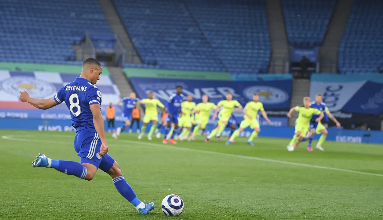 Gelandang Leicester City,  Youri Tielemans melakukan tendangan bebas saat bertanding melawan Newcastle United pada pertandingan lanjutan Liga Inggris di Stadion King Power di Leicester, Inggris, Sabtu (8/5/2021). Newcastle menang atas Leicester 4-2. (AFP/Pool/Michael Regan)