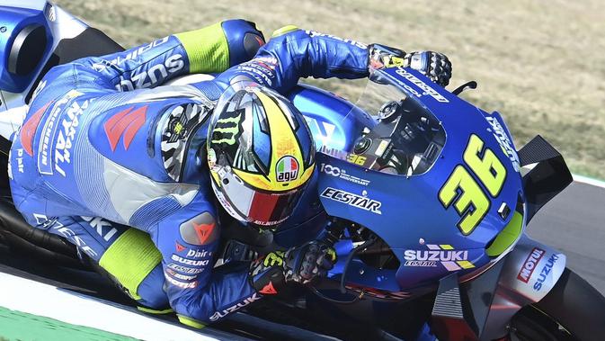 Pembalap Suzuki, Joan Mir, tampil mengesankan setelah berhasil menyalip Valentino Rossi pada lap terakhir sehingga finis di peringkat ketiga pada MotoGP San Marino. (AFP/Andreas Solaro)