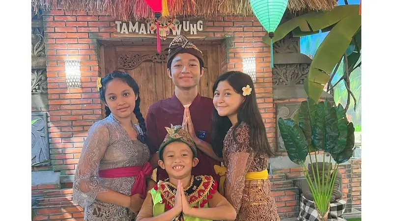 6 Potret Kiesha Alvaro Bareng Tiga Adiknya Pakai Baju Adat Bali, Makin Kompak