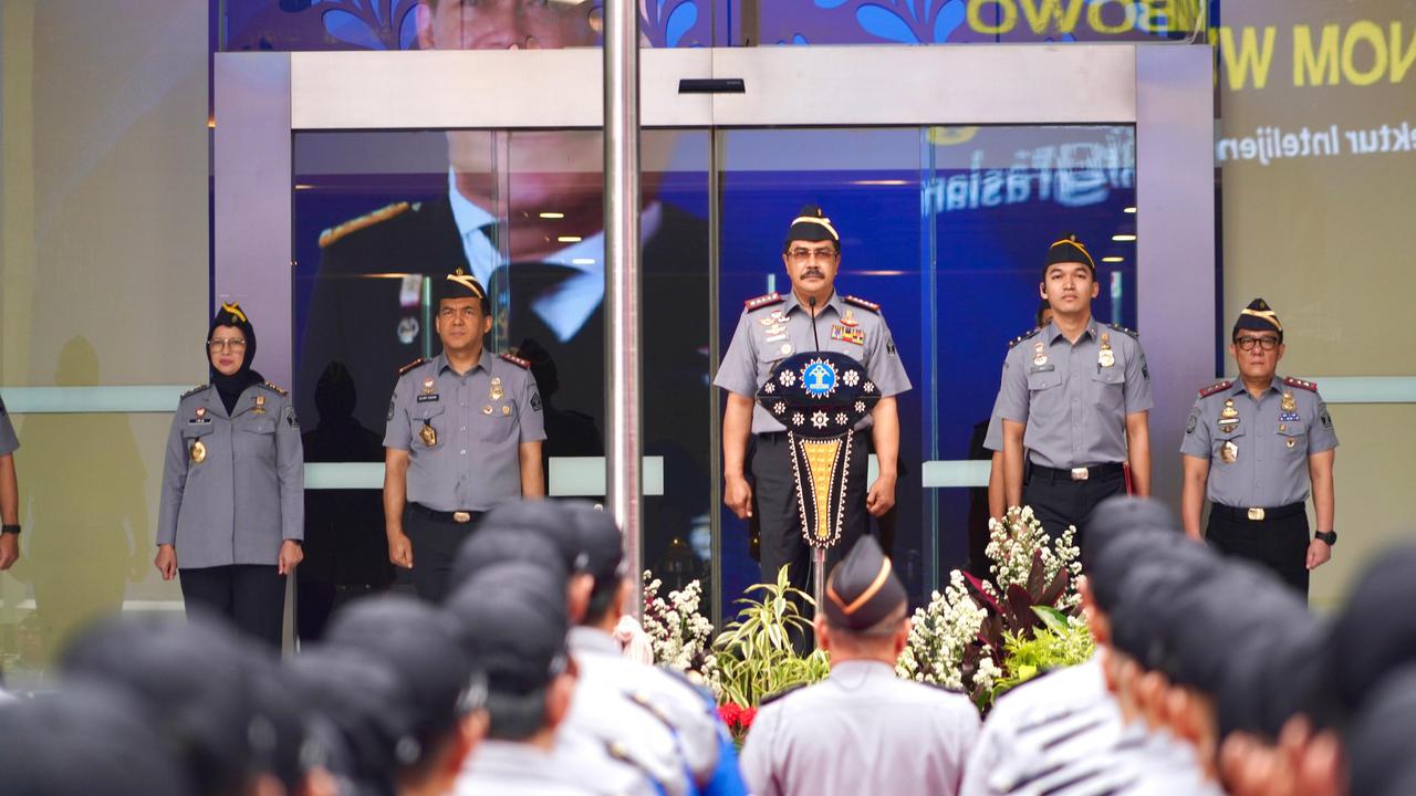 Duduk Lesehan, Jenderal Polisi Agus Menteri Kabinet Prabowo Bicang dengan Napi & Bilang Dimuliakan Allah