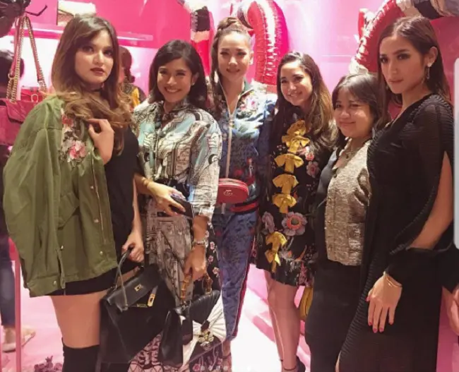 Lihat bagaimana gaya beberapa mama muda di bawah ini saat menghadiri acara Gucci Garden Party, penasaran? Sumber foto: Instagram Dian Sastro.