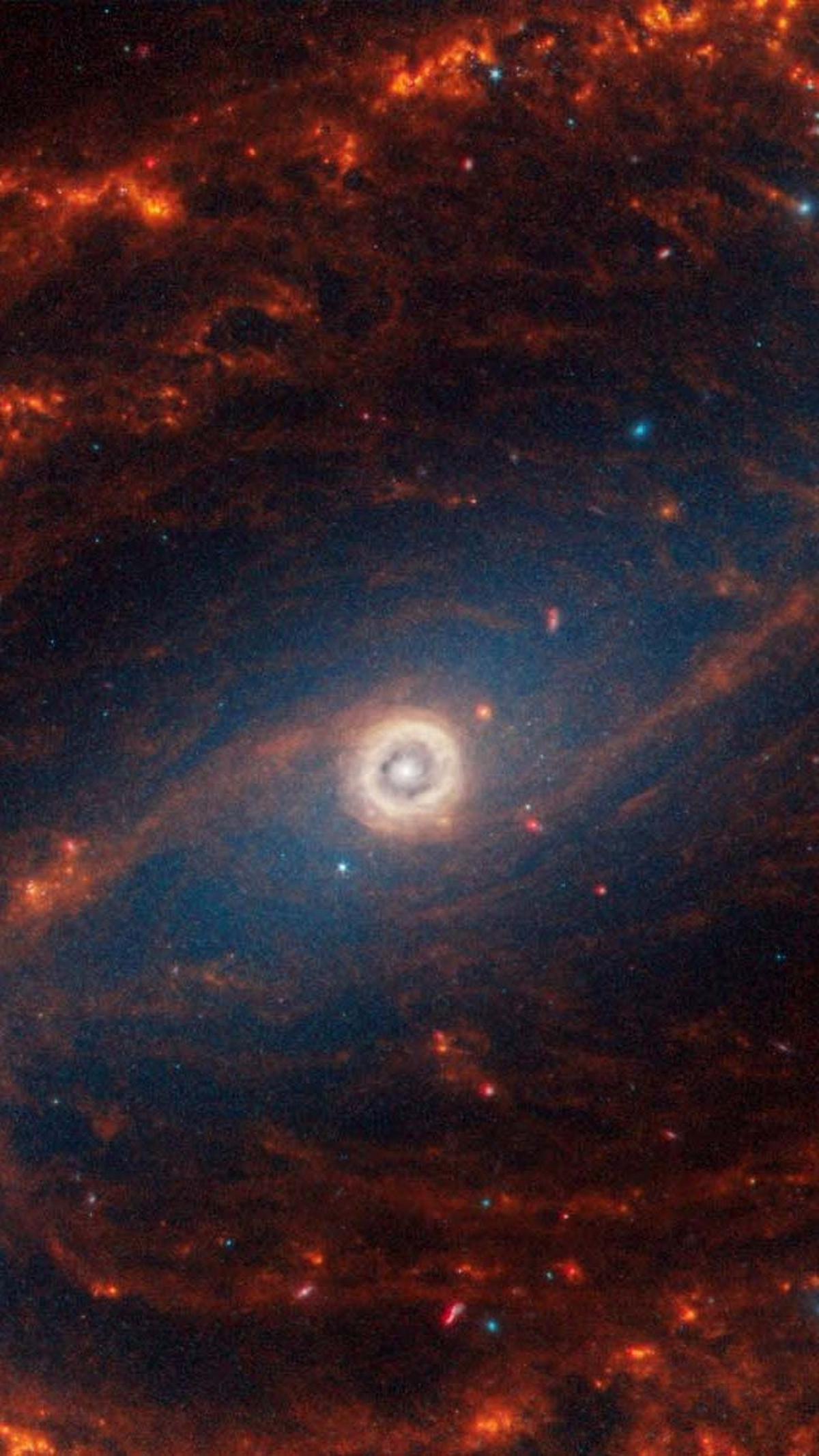 Gambar-gambar tersebut dipublikasikan oleh tim ilmuwan yang terlibat dalam proyek Physics at High Angular Resolution in Nearby GalaxieS (PHANGS) yang beroperasi di beberapa observatorium astronomi besar,&nbsp;pada Senin (29/1/2024).&nbsp;Foto: PHANGS team
