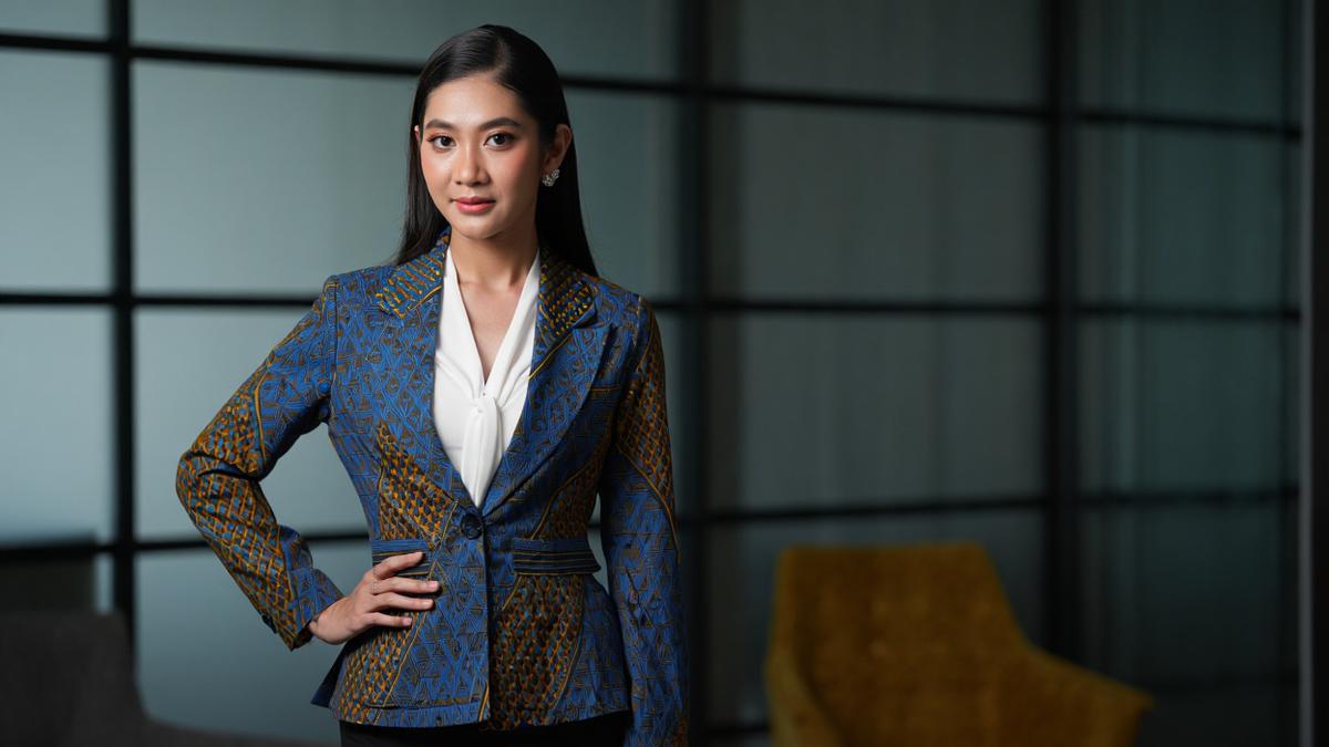 10 Model Baju Batik Bawahan Rok Panjang Polos, Modis dan Anggun di 2025