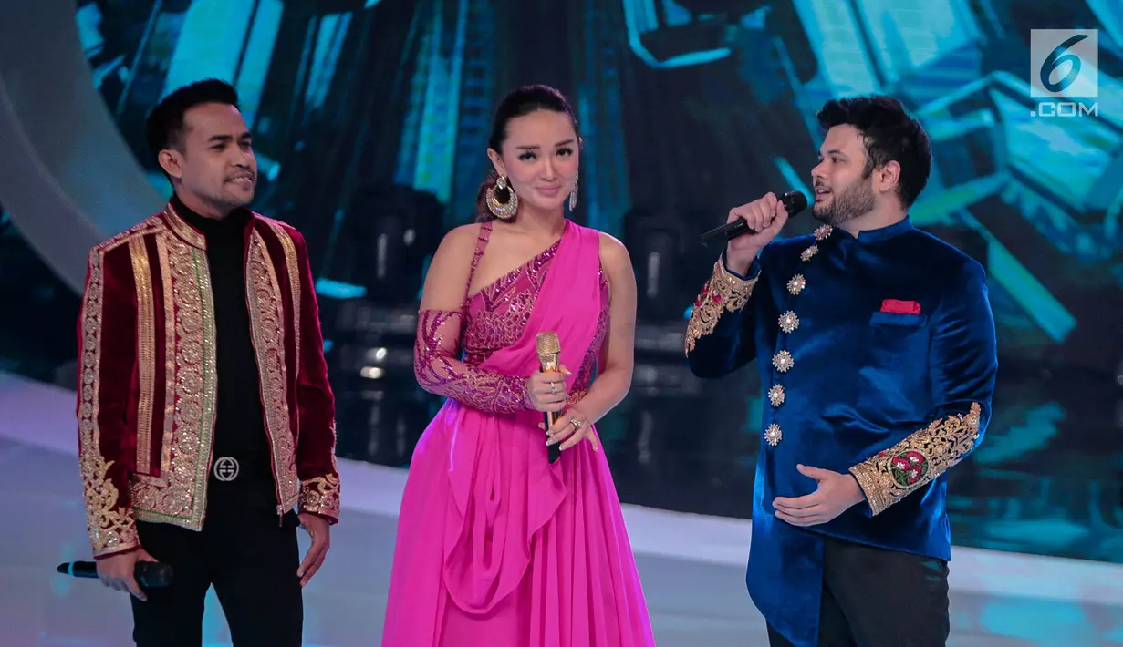 Pedangdut Ridho Rhoma (kanan) bersama Zaskia Gotik (tengah) dan Fildan (kiri) saat tampil dalam Indonesian Dangdut Awards 2018 di Jakarta, Jumat (12/10). Mereka membawakan lagu Koi Mil Gaya dan Tum Hi Ho. (Liputan6.com/Faizal Fanani)