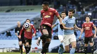 Penyerang Manchester United atau MU Anthony Martial mengontrol bola di samping pemain Manchester City Ruben Dias dalam laga Liga Inggris di Etihad Stadium, Minggu (7/3/2021). (Peter Powell/Pool via AP)