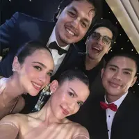 Tampak pula Ricky Harun dan Kevin Julio yang juga kompak tampil dibalut setelan jas hitam.  [Foto: IG/michellejoan_]