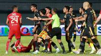 Pemain Persija Jakarta, Resky Fandi, bersitegang dengan pemain Dewa United pada laga BRI Liga 1 di Stadion Indomilk Arena, Tangerang, Senin (10/4/2023). Persija menang dengan skor 1-0. (Bola.com/M Iqbal Ichsan)