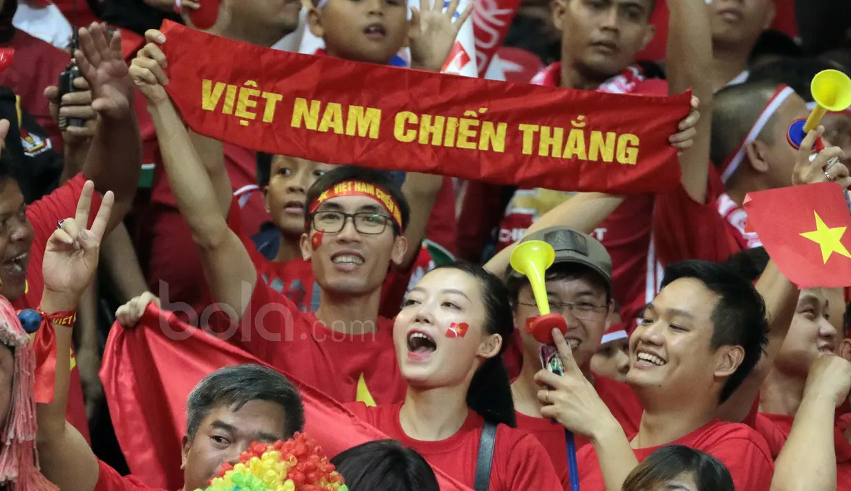 Fans cantik Vietnam saat memberikan semangat kepada timnya pada laga semifinal AFF Cup 2016 antara Indonesia melawan Vietnam di Stadion Pakansari, Bogor, (03/12/2016). (Bola.com/Nicklas Hanoatubun)