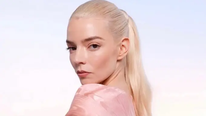 Tampil Glowing Maksimal, Ini Rahasia Makeup Anya Taylor-Joy di Paris Fashion Week