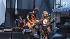 Aksi panggung Eross 'Sheila On 7' saat duet dengan vokalis sekaligus gitaris band Death Vomit, Sofyan Hadi di JogjaRockarta International Music Festival 2017 di Stadion Kridosono, Jogjakarta, Jumat (29/9). (Liputan6.com/Herman Zakharia)