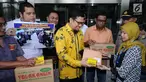 Koordinator GMPG, Ahmad Doli Kurnia (tengah) menyerahkan surat dukungan kepada perwakilan KPK di Jakarta, Selasa (7/11). Aksi tersebut untuk pengusutan korupsi KTP Elektronik yang merugikan negara sebesar Rp2,3 triliun. (Liputan6.com/Helmi Fithriansyah)