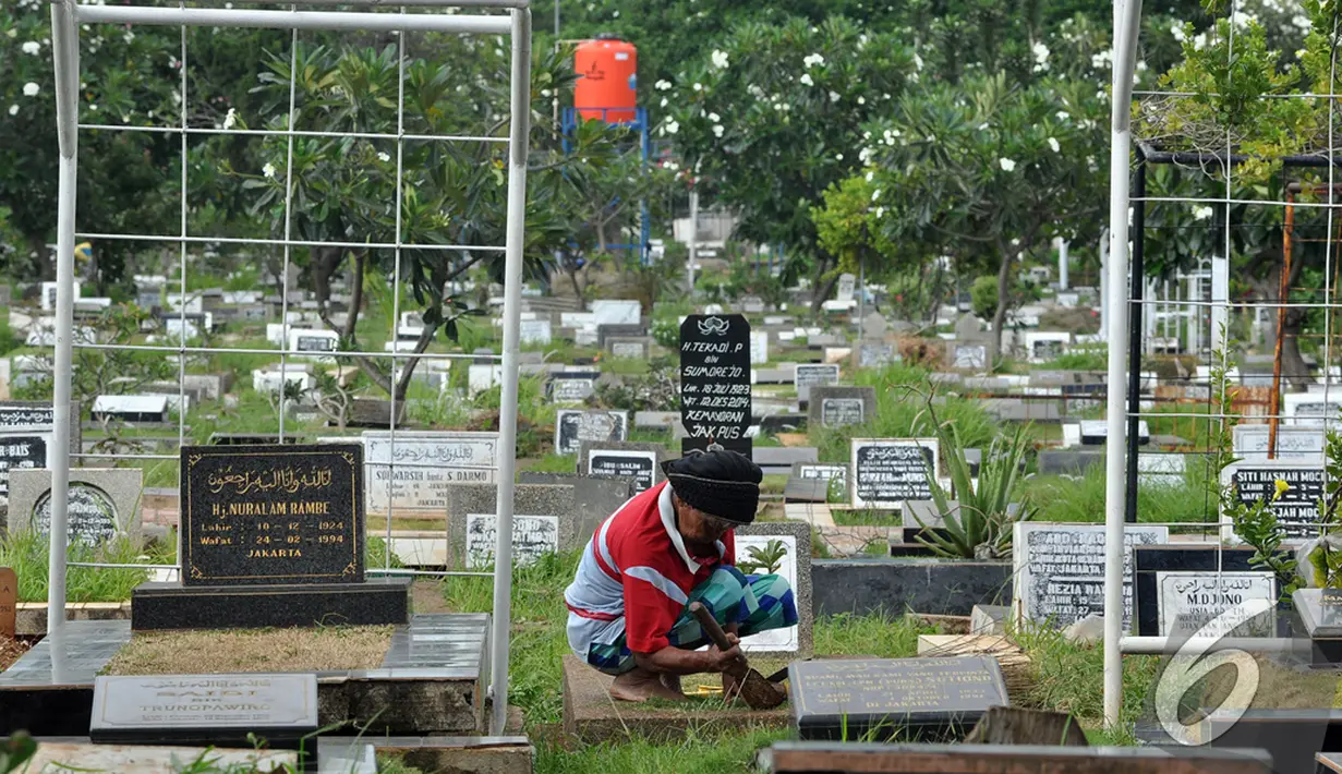 Penghilangan jasa keamanan di kawasan Taman Pemakaman Umum (TPU) ibu kota.  mulai diberlakukan awal Januari 2015, Jakarta, Minggu (11/1/2015). (Liputan6.com/Miftahul Hayat)