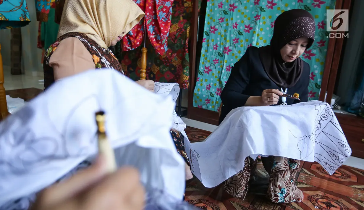 Peserta workshop sedang mencanting batik tulis khas Tangsel di Datik Batik, Pamulang, Tangerang Selatan, Kamis (25/10). Batik yang dibuat dengan tangan ini mempunyai teknik dan simbol budaya khas Tangsel. (Liputan6.com/Fery Pradolo)