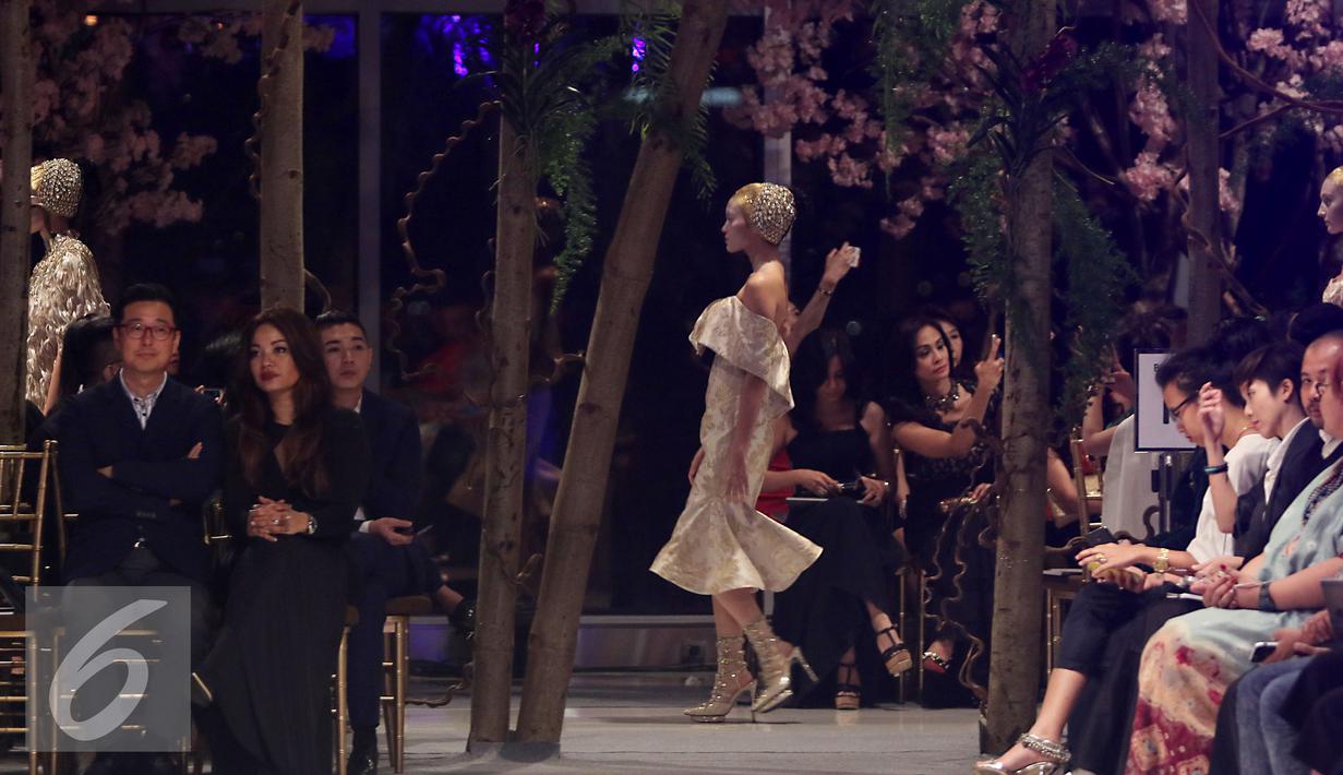 Model berjalan membawakan busana rancangan Sebastian Gunawan  bertema "A Midsummer Night's Dream" di Jakarta, Kamis (19/11). Tian Gunawan terinspirasi dari karya sastrawan William Shakespear. (Liputan6.com/Herman Zakharia)