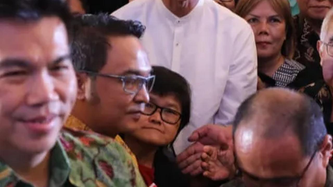 Dia pun meminta agar seluruh masyarakat untuk berani berbicara dan beradu gagasan untuk terhindar dari politik identitas.&nbsp;<br>