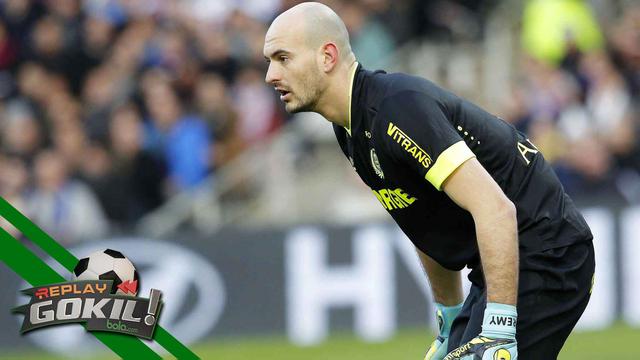 Replay Gokil: Niat Halau Bola, Kiper Ini Malah Tinju Temannya