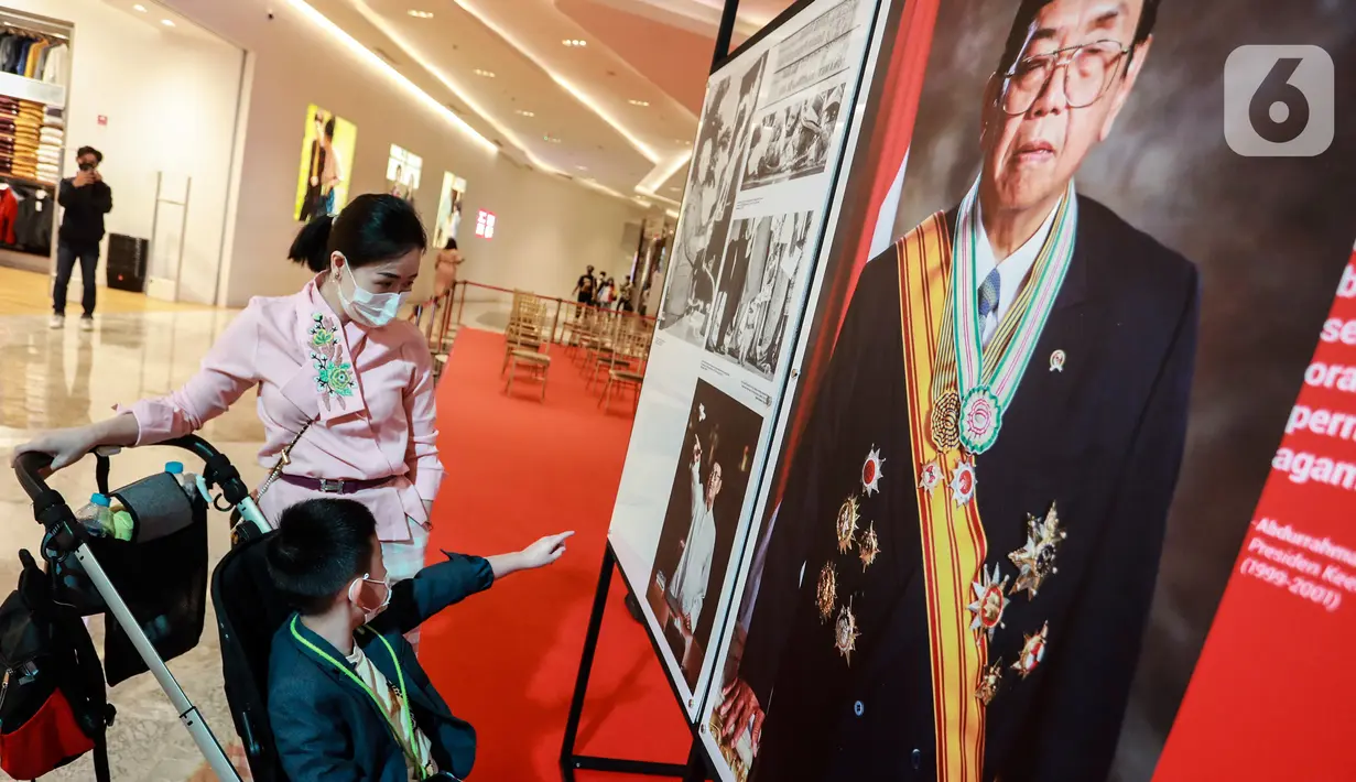 Pengunjung melihat Pameran Foto Potret 7 Presiden RI dengan tema "7 Citizen No.1" di Mall Neo Soho, Jakarta, Selasa (22/11/2022). Pameran menampilkan potret perjalanan presiden yang terekam oleh pewarta foto dari Presiden Pertama Ir. Soekarno sampai presiden sekarang Joko Widodo atau Jokowi. (Liputan6.com/Johan Tallo)