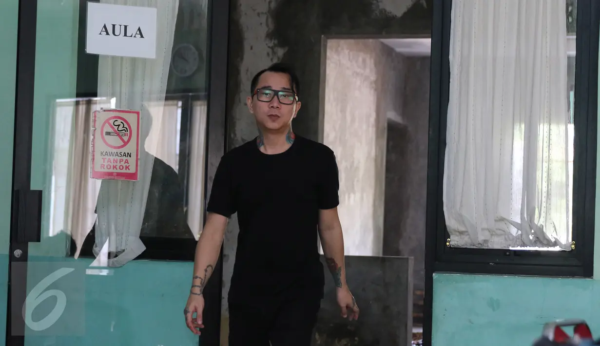 Kiki Mirano ketika memenuhi panggilan Komnas Perlindungan Anak di Jakarta, Kamis (28/4). Pemanggilan Kiki Mirano ke Komnas PA ini untuk memberikan penjelasan terkait laporan istrinya, Sheila Marcia beberapa waktu lalu. (Liputan6.com/Herman Zakharia)