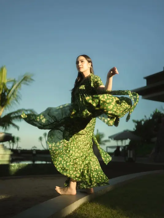 Pose-pose bak seorang model, Nagita Slavina banyak tuai pujian netizen. Banyak netizen mengamini kecantikan alaminya yang tanpa oplas. Foto: Instagram.