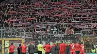 Pertandingan antara Darmstadt kontra Kaiserslautern dihentikan karena pelatih Jeff Strasser terkena serangan jantung. (Twitter Kaiserslautern)