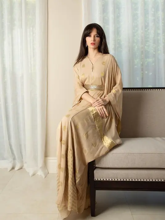 Selain lengan batwing, aksen motif juga jadi cirinya. Ada di bagian pinggang seperti belt, sampai lengan dan rok bagian bawah. [Foto: @sabineboutique]