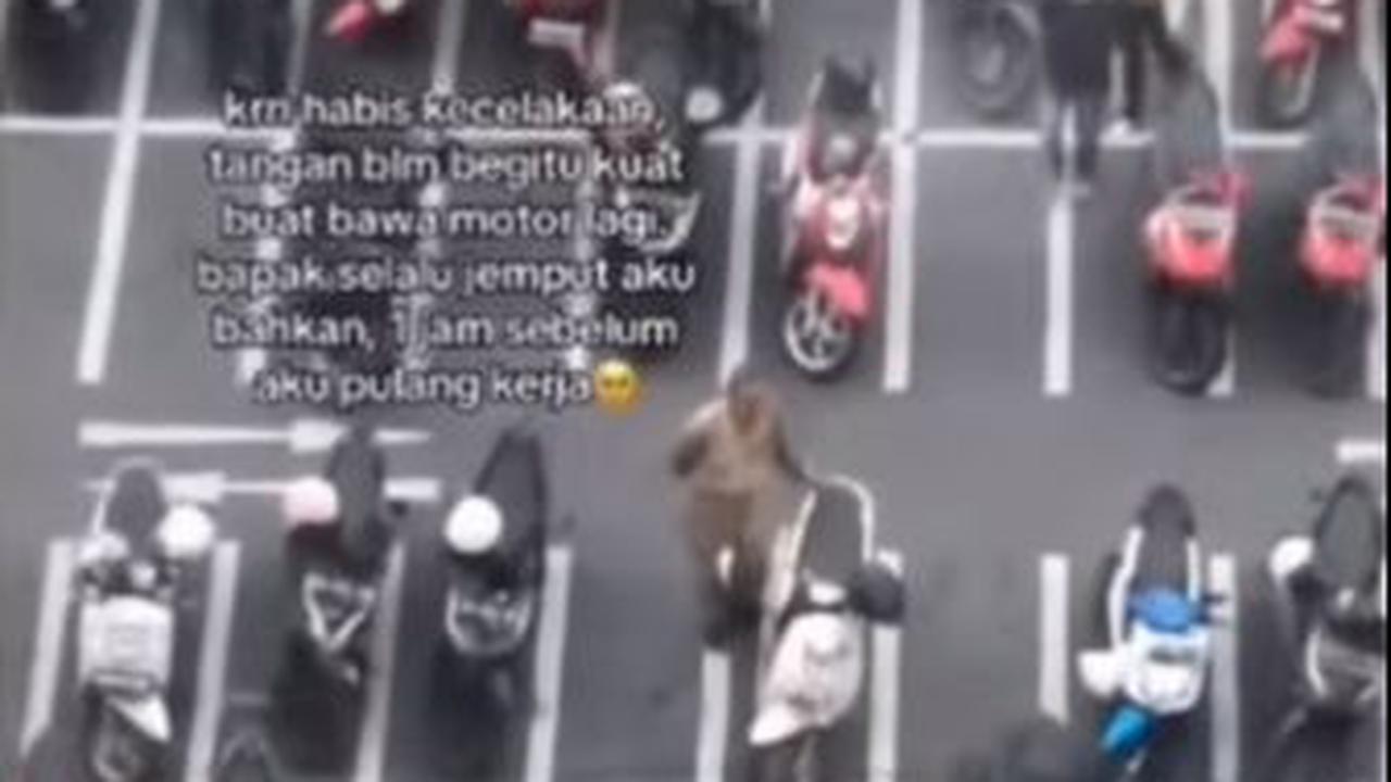 Pria dalam video tersebut terlihat enggan untuk duduk. Ia hanya setia menunggui motor dan anaknya keluar dari kantor. Meski ada orang berlalu lalang, tak ada orang yang mengajaknya berbicara.