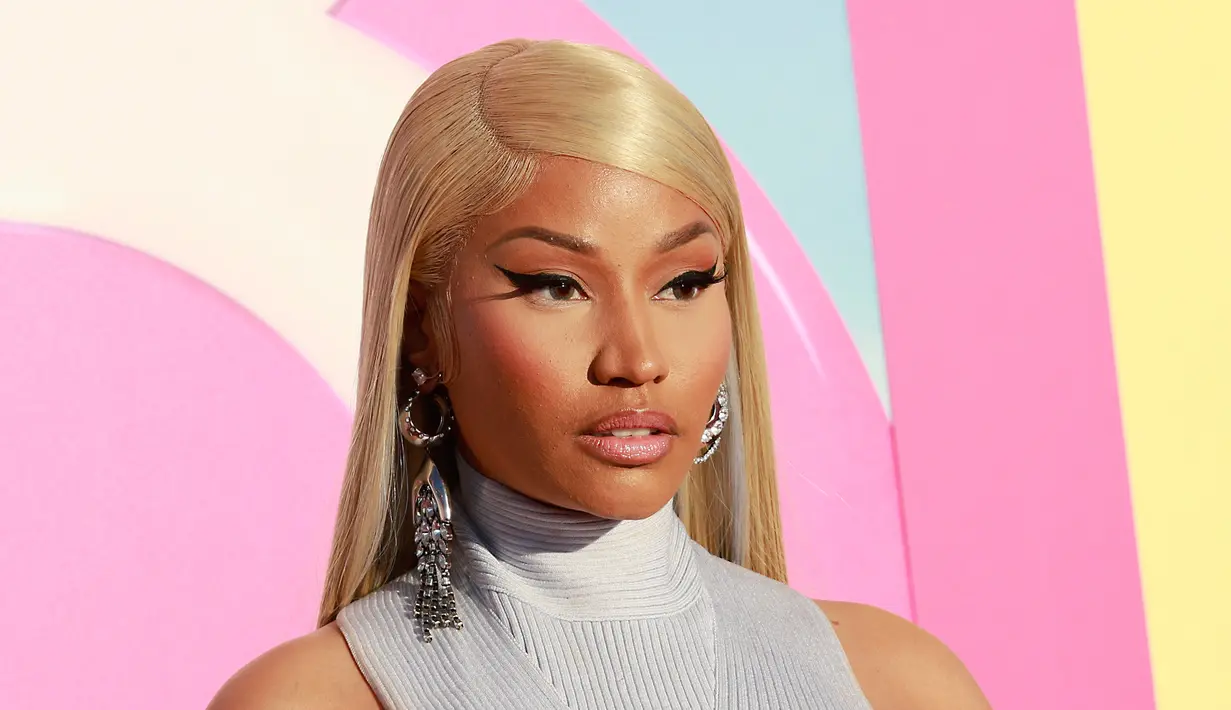 Rapper berusia 40 tahun yang baru-baru ini menunda tanggal rilis resmi album studio kelimanya itu bergabung dengan selebriti lain di karpet merah muda, seperti Margot Robbie dan Dua Lipa. (Michael Trans/AFP)