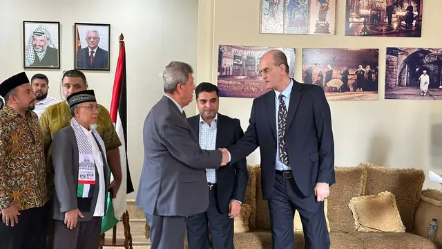 Duta Besar Palestina untuk Indonesia Zuhair Al-Shun bersama dengan beberapa duta besar negara lain dalam  peringatan 76 tahun Al-Nakba di Kedutaan Besar Palestina, Jakarta, Rabu (15/5/2024). (Liputan6/Benedikta Miranti)