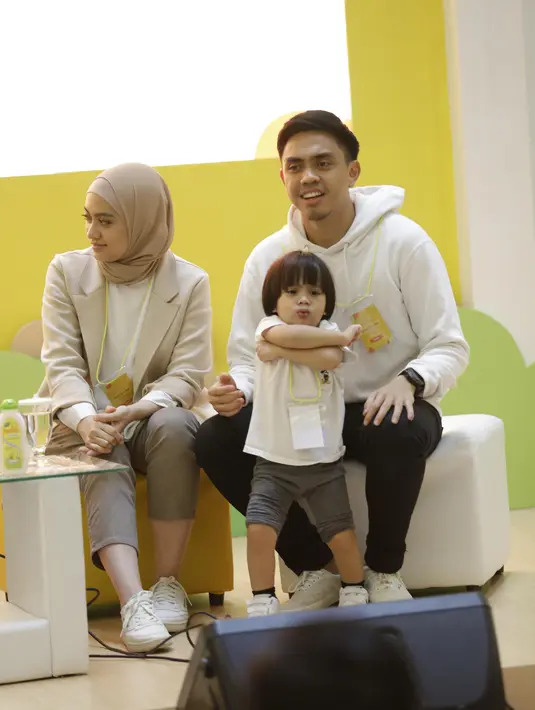 Ayudia Bing Slamet dan Ditto Percussion