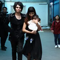 Axel Andaviar anak dari musisi Ovy /rif mengakui bahwa istrinya, Melody Alcassia hamil sebelum nikah. Meski demikian, putra sulung Ovy itu tak mau ambil pusing dengan gunjingan orang. (Nurwahyunan/Bintang.com)