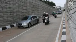 Sejumlah pengendara motor melintasi underpass Kartini di kawasan Lebak Bulus, Jakarta Selatan, Rabu (28/2). (Liputan6.com/Arya Manggala)