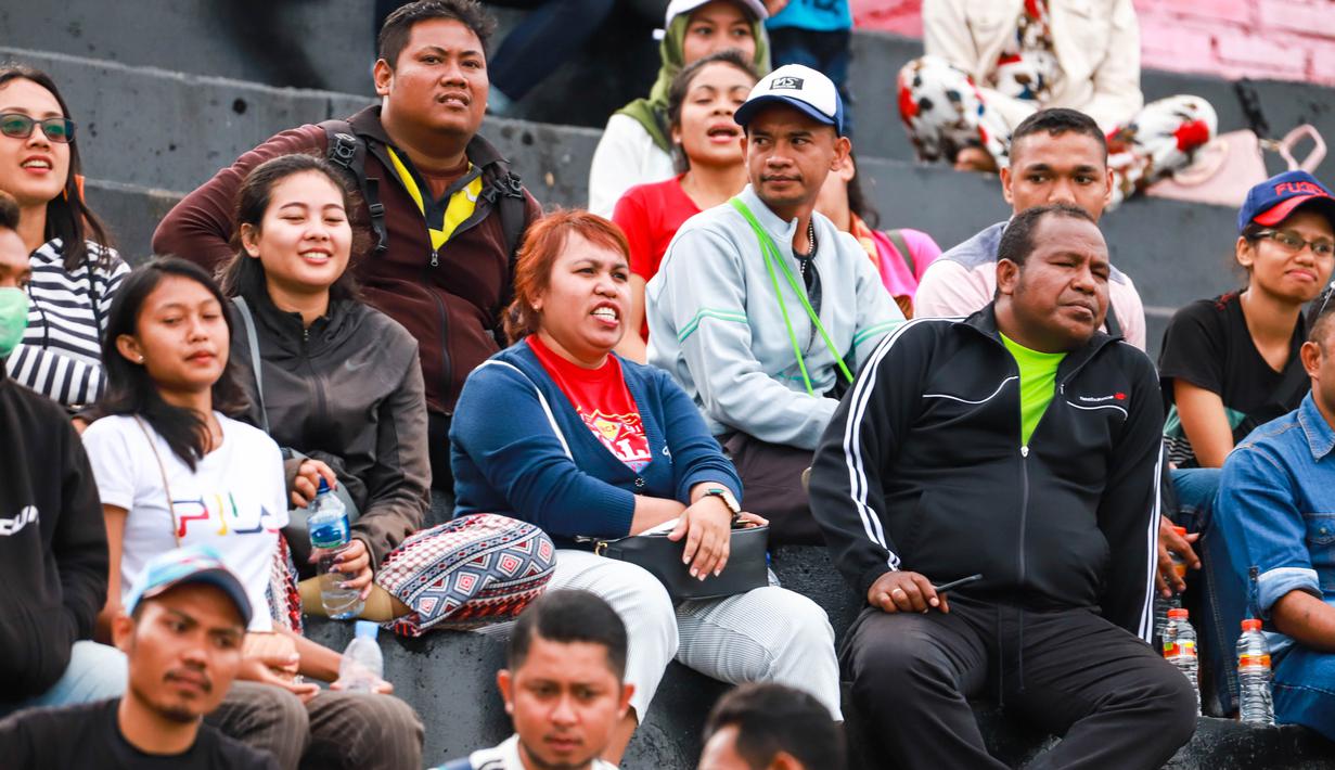 Suasana penonton saat menyaksikan pertandingan antara Jambe FC saat melawan Kupang FC pada laga Liga AYO Bali 2019, di Stadion I Wayan Dipta, Gianyar, Bali, Minggu (30/6). Jambe FC menang 3-2 atas Kupang FC. (Dokumentasi Official)