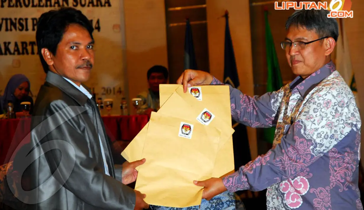 Petugas KPUD menunjukkan amplop surat suara yang masih disegel di Hotel Borobudur, Rabu (23/4/14). (Liputan6.com/Miftahul Hayat)