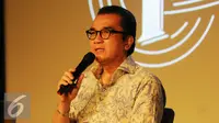 Tantowi Yahya memberikan penjelasan terkait peluncuran CD kolaborasi Artis Indonesia di Jakarta, Selasa (20/12). CD kolaborasi tersebut sebagai kontribusi positif untuk merawat kebhinekaan Indonesia.(Liputan6.com/Gempur M Surya)